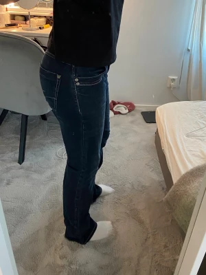 Lågmidjade jeans - Säljer ett par snygga mörkblåa lågmidjade jeans från märket Cross i storlek 29/32. Köpta på vinted, fint skick. Innerbenslängd: 76 cm Midjemått rakt över: 36 cm