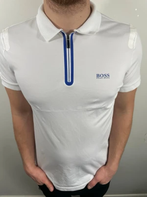 Hugo boss Pike - Vitt Hugo Boss pike - Storlek S - Skick 9/10 - Hör av er vid minsta fundering!