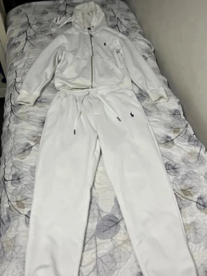 Vit dress från Polo Ralph Lauren - Säljer en vit dress från Polo Ralph Lauren som är knappast använd. Passar knappast längre så säljer den vidare. Är storlek S men passar även XS.