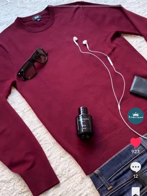 Uniqlo Pullover | 100% Merinoull - En väldigt stilren merinotröja från Uniqlo i toppskick! Hör gärna av dig.