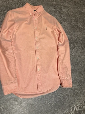 Ralph lauren skjorta - Just nu säljer vi den här snygga Ralph lauren skjortan som är i nyskick. Storleken på skjortan är s, en riktig fin skjorta för ett sånt billigt pris!  priset kan diskuteras vid snabb affär.