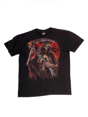 T shirt - Fet t shirt, kan va lite dammig pga legat i garderob länge.