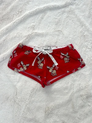 Abercrombie & fitch vintage shorts  - Ett par shorts från Abercrombie & fitch i storlek XS. Rakt över midjemått: ca 33cm. 100% bomull. Sällsynt modell. Jag fraktar inom 24h. Se liknande plagg i min profil!