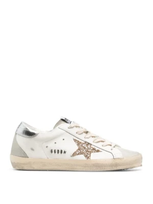Golden Goose vita sneakers med glitterstjärna - Golden Goose sneakers i vitt skinn med en glittrig guldstjärna på sidan och silverfärgad häl. Skon har snörning, beige sula och detaljer i mocka vid tån och hälen. Perfekt för dig som vill ha en unik och trendig look.