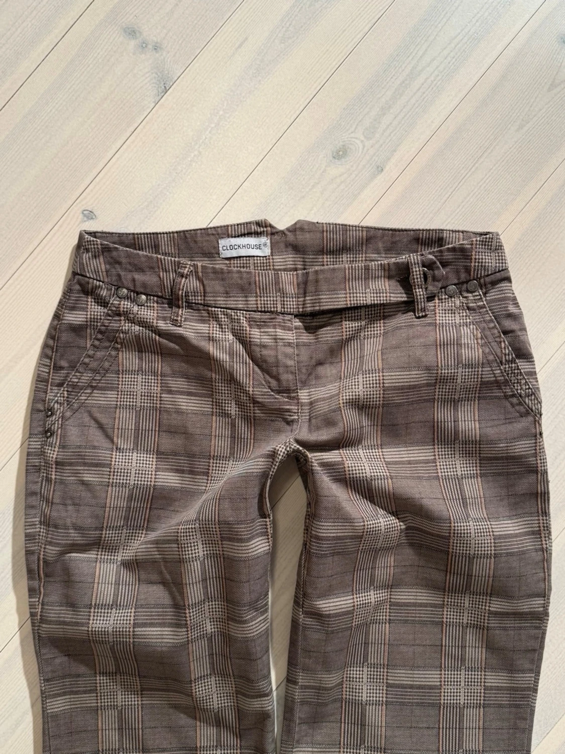 Låga rutiga bootcut kostymbyxor  - 4