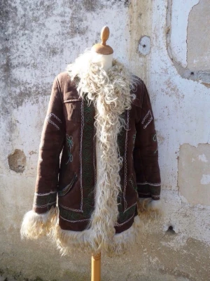 Penny Lane afghanpäls i original från 1974 - Penny Lane afghanpäls med broderier i fårskinn. Stl 40