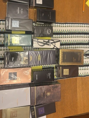 Lyxiga parfymer för unga vuxna - Upptäck ett brett urval av exklusiva parfymer från märken som Chanel, Dior, Gucci, Tom Ford, Maison Francis Kurkdjian och Amouage. Perfekt för dig som vill sticka ut med en unik doft och stil. Flera olika volymer och designer, alla i originalförpackning. Vid intresse av en skriv till mig så snackar vi om pris.