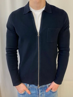 Merinblå kofta från Samsøe Samsøe - Stilren merinblå kofta från Samsøe Samsøe i topp skick , den har varmt material och passar perfekt under din jacka på vintern . Den är i storlek S men passar M , skriv för frågor eller likande 🤗