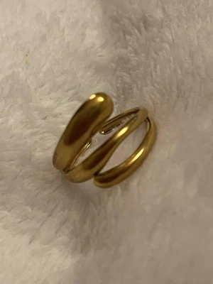 Guldfärgad ring ✨ modern dubbel & chunky design - Trendig guldfärgad ring med kombination av ett chunky band och två tunnare ringar som sitter ihop i en modern design ✨ Ger ett stilrent men edgy uttryck – perfekt både till vardag och fest. ✨ Modern & trendig ✨ Kombinerad chunky + minimalistisk design ✨ Statement men lätt att matcha I mycket fint skick 🤍 Skickas snabbt 📦 Skriv gärna vid frågor eller om du vill ha fler bilder!