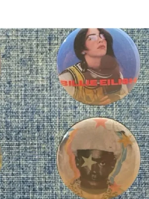 Pins - Säljer tryckknappar/ pins / badges med musiktema. Motiven uppifrån och ned: Readioheadxmlp, Billie Eilish, Andrianne Lenker, Tyler the creator, The Smiths, Fiona Apple, Lana del Rey, Kent. På andra bilden syns baksidan.    ‼️Jag har fler designs på min profil så gå in och kolla där. Jag är öppen för förslag på paketpris!‼️