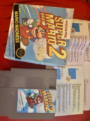 Retro spel  Mario’s 2  8 bits spel samlare  - Klassiskt NES-spel med manualen &  fodral, Ice mario 2, i europeisk version. Kassetten har synligt bruksslitage men etiketten är intakt och tydlig. Perfekt för retrospelsentusiaster och samlare av Nintendo Entertainment System.  har inte test provat då jag saknar konsolen. Men köpte den för ca 3 årsedan och det har förvarats i en låda  ska fungera. Kontakta mig gärn innan köp mvh Anna. 🫶