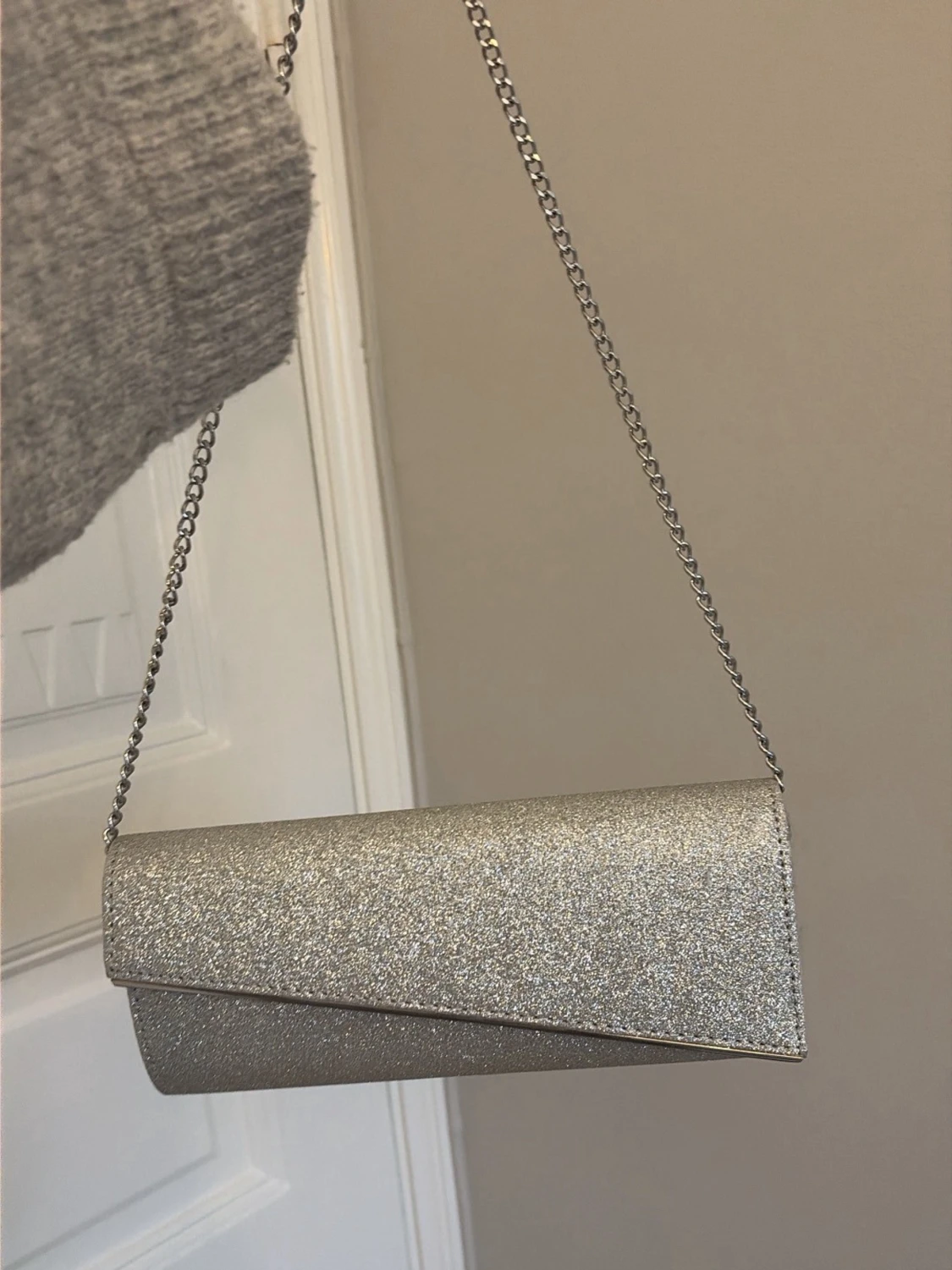 Glittrig silver kuvertväska - 2