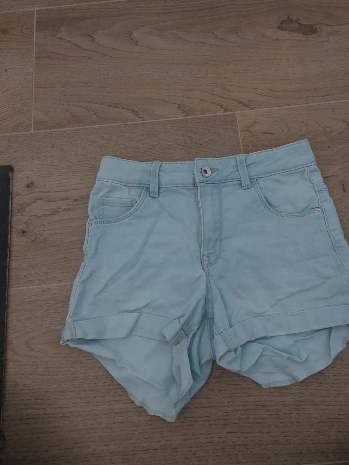 Ljusblå jeansshorts från Ü