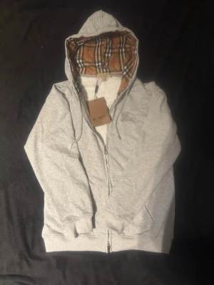 Burberry kofta grå - Grå burberry kofta