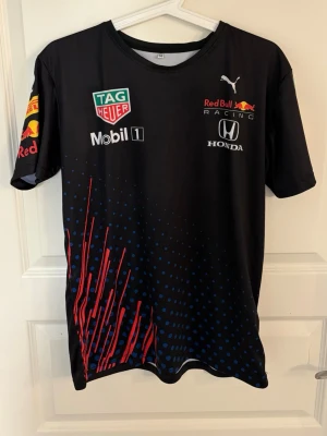 Redbull tränings tröja  - Storlek M med sitter som S 