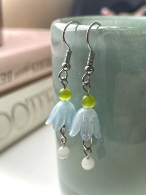 Blåa tulpan örhängen - Handgjorta blå tulpan örhängen 🥰liten gåva på alla köpt⚡️kolla min profil för mer🦄