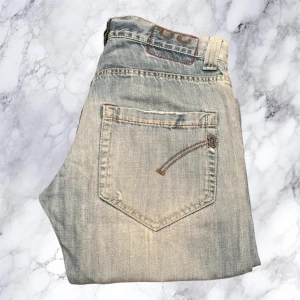 Dondup Jeans - Ett par Dondup Jeans i gott skick med en lite ljusare färg. w30. 8/10 skick. Slitningar är från fabrik! slim/straight fit. Skriv om det är något du undrar eller om du vill ha flera bilder!                                                        Fraktar så fort jag kan men alltid inom 24H