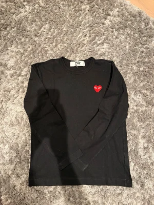 Svart Comme des Garçons longsleeve - Tvärfet longesleeve från CDG | strl M (barnstorlek) passar alltså 165-170 | fint skick |