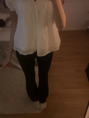 Vit blus med volang från Gina Tricot - Supersöt vit blus från Gina Tricot. Passar mig som brukar ha S. Oanvänd💞💞