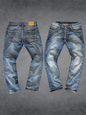 Nudie jeans - Snygga blå Nudie jeans i storlek. Står att det är storlek 30/30, men känns mer som W30/L31. Skriv om du undrar något! Observera att de är lite slitna vid nederkanten. 😄