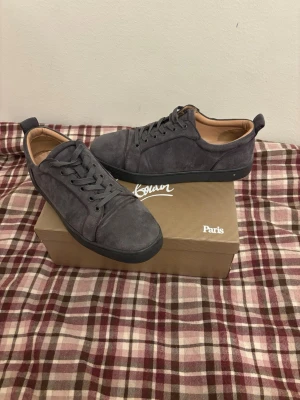 Grå mocka sneakers från Louboutin - Tjena säljer dessa asfeta skor från Louboutin. Skorna är i grå färg utan nitar. Pris kan absolut diskuteras. Skriv vid minsta frågor eller prisförslag❤️ (Obs vet inte om skorna är äkta eller inte) Är i nöd av pengar kom med prisförslag!