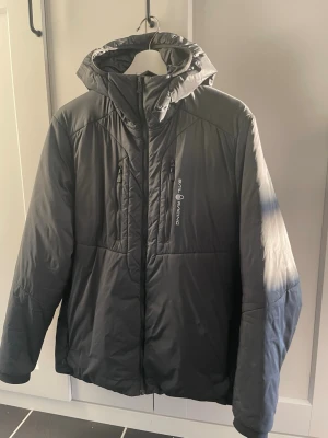 Svart pufferjacka från Sail Racing - Säljer en Sail Racing Primaloft-jacka i mycket bra skick.  • Storlek: L (liten i storlek passar perfekt på mig som bär M) • Lätt och varm Primaloft-isolering • Vind- och vattenavvisande • Bekväm och smidig – perfekt för höst/vår och mild vinter  Nypris ca 3000kr