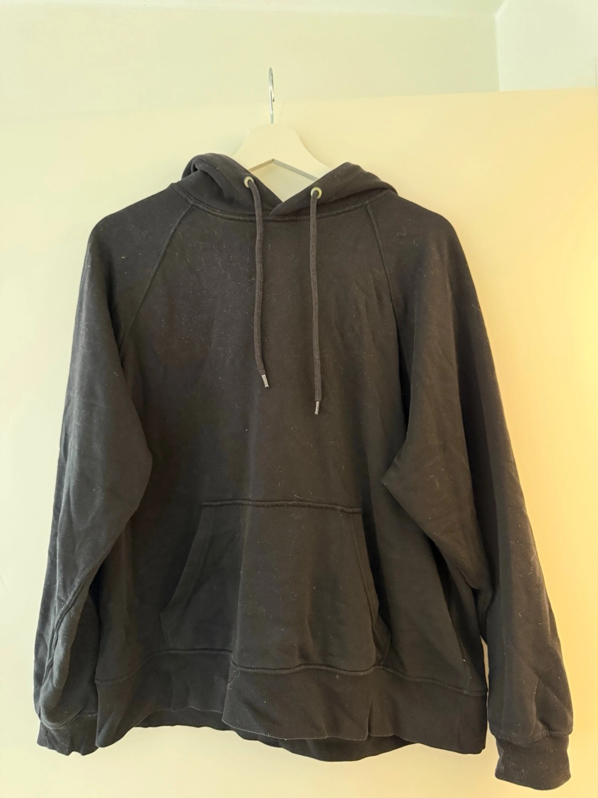 Svart hoodie