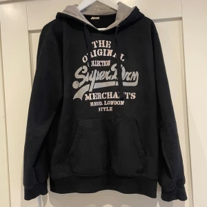 Svart grå superdry hoodie - Säljer en gamla super dry hoodie i bra skick som är passar någon som bär M