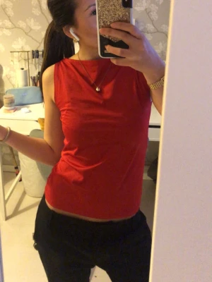 Topp - Säljer en röd ärmlös topp från Weekday i strl. S❤️ Använd 2 ggr.