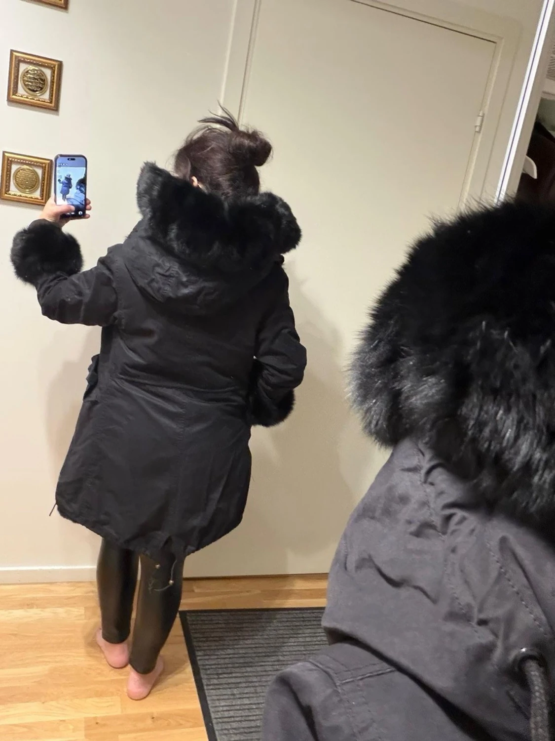 Svart parkajacka med pälsdetaljer - 1