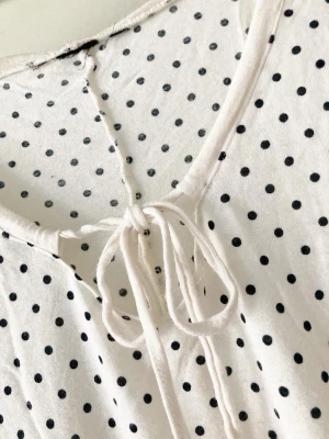 🍒Prickig topp🍒 - 🍒SOFT TOUCH🍒Supersöt trendig  prickig topp med knyt framtill vid halsen. Blusen har korta, lite lösa ärmar och en avslappnad passform.  Kommer i ett mjukt material som Ginas soft touch kollektion. Passar XS-S 🍒