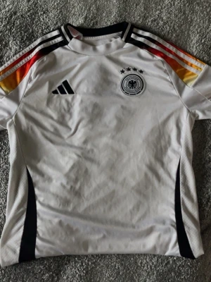 Tysklands Adidas fotbollströja 2024 euros  - Hej, jag säljer  denna fotbolls tröjan från 2024 euros , då jag använder inte den så mycket , denna passar perfekt för som har vilje och intereste för fotboll, speciellt när man har idrott.