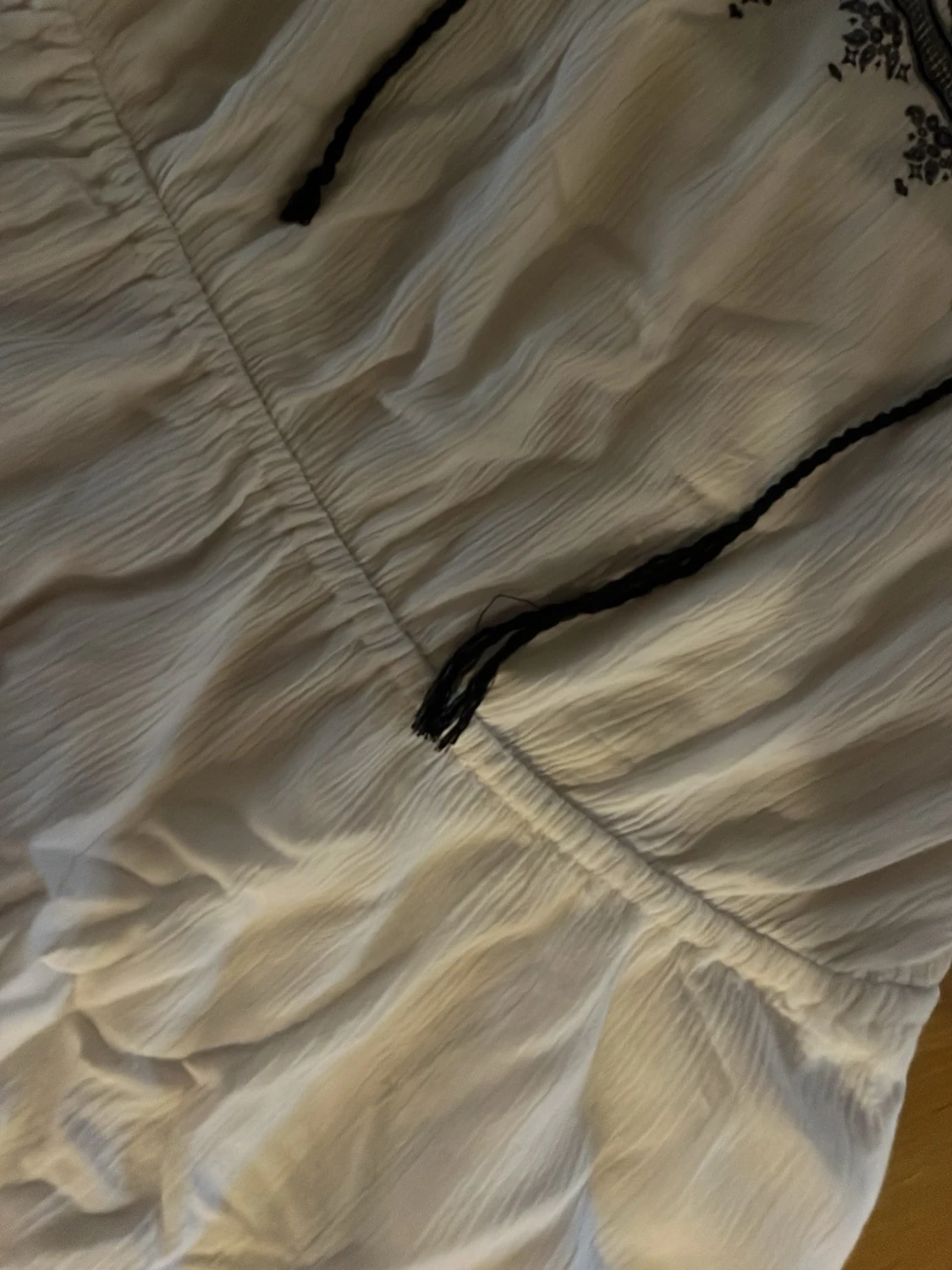 Vit kortklänning med broderi - 1