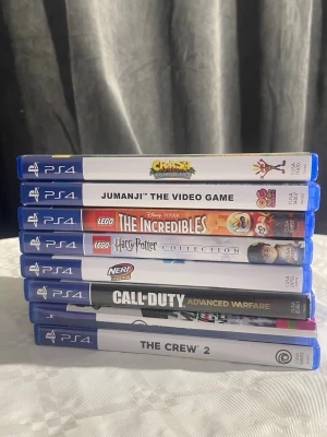 PS4 Spelpaket (7 spel) - Paket med 7 PS4-spel: Crash Bandicoot N. Sane Trilogy, Jumanji The Video Game, LEGO The Incredibles, LEGO Harry Potter Collection, Nerf Legends, Call of Duty Advanced Warfare och The Crew 2. Alla fodral i fint skick, perfekta för familj och spelkvällar.