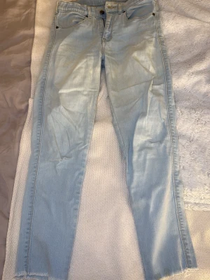 Ljusblå jeans från Dr Denim - Säljer ett par ljusblå jeans från Dr Denim med en avsmalnande modell. Jeansen har en slim passform. Passar för Petite i längd.