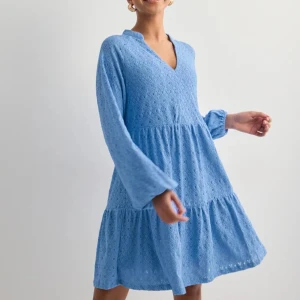 Blå klänning  - Supersöt, helt underbar blå klänning med v-ringning och långa puffärmar. Klänningen har broderade detaljer i ett diskret mönster och är tillverkad i ett lätt och luftigt material. Den är helt oanvänd så i nyskick💞☺️600kr nypris!