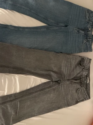 Grå och blåa flear jeans - Säljer två par jeans ett i grå och ett i blå i mellan hög midia båda är från gina tricot och säljs inte längre i butikerna 