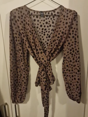 Omlott blus  - Fint skick. Storlek M. 97% Polyester  - 3% Elastan 