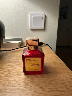 Baccarat Rouge 540 Extrait 50 ml - Exklusiv parfym från Maison Francis Kurkdjian, Baccarat Rouge 540 Extrait de Parfum. Flaskan rymmer 70 ml och är tillverkad i Frankrike. Perfekt för dig som vill sticka ut med en lyxig och trendig doft. Har använd den ett par gånger, ny, äkta, pris kan diskuteras