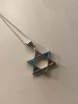 Silver halsband  - Bilderna visar ett halsband med en stjärnformad berlock i silver och färgat glas. Jättefint och oanvänd. Äkta silver! 🫶