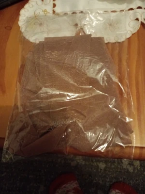 Brun strumpbyxor i polyester - Strumpbyxor stl XS/S glansiga och glittrande o ligger i sin original förpackning och är oanvända.