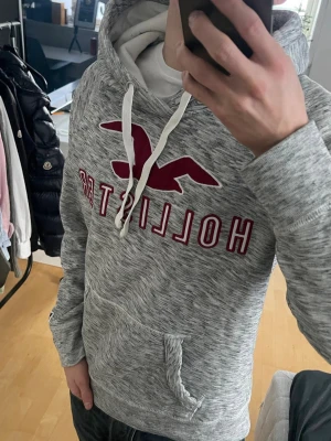Hollister vintage 2000s hoodie (sällsynt) - Säljer nu denna sjukt snygga vintage 2000s hollister hoodie i storlek S! Passformen är riktigt snygg och hoodien är både varm och bekväm 😊 Säljs ej längre i butik och är därav väldigt eftertraktad! Hör av er vid funderingar 📲