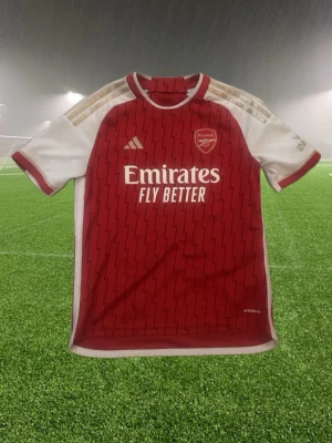 Arsenal matchtröja  - Officiel arsenal matchtröja från säsongen 23/24. Ingen spelare på ryggen och är i nytt skick. 