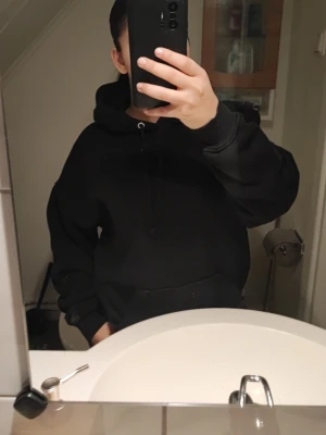 Svårt hoodie - Den är knappt använd. Den är köpt från Bikbok i storlek S så den är lite för liten för mig då jag gillar mina hoodies oversized. 