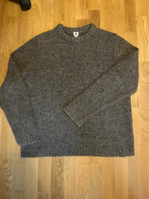 Stickad tröja från arket - Mysig brun stickad tröja i klassisk modell. Tröjan har rund halsringning, långa ärmar och ribbade muddar vid ärmslut och nederkant. Perfekt för kyliga dagar och enkel att matcha med olika outfits. Skriv vid frågor!