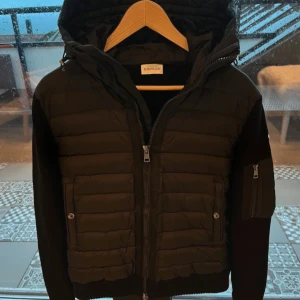 Moncler cardigan med luva - säljer denna grymma vår jackan, den är i storlek L men passar även M med en tröja under :) jag är 178cm och jackan sitter bra med utrymme för en tröja under. jackan är i nyskick och etiketterna ingår med den.  hör av er vid frågor kring storlek, bilder vad som helst så svarar jag direkt! 