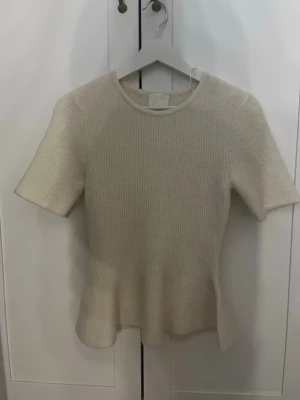 Ribbstickad peplumtopp från H&M - Jag väljer då att sälja denna tröja för att den kommer aldrig till användning, har använt den två gånger och den är dessutom i väldigt bra skick 💞jag säljer den för 200kr (originalpriset är 229kr) !