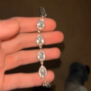 Armband med droppform - Säljer ett armband, Perfekt för dig som gillar smycken som sticker ut och ger en lyxig känsla. Lätt att matcha med andra accessoarer. Med följer en extra länk ifall armbandet inte skulle passa. 