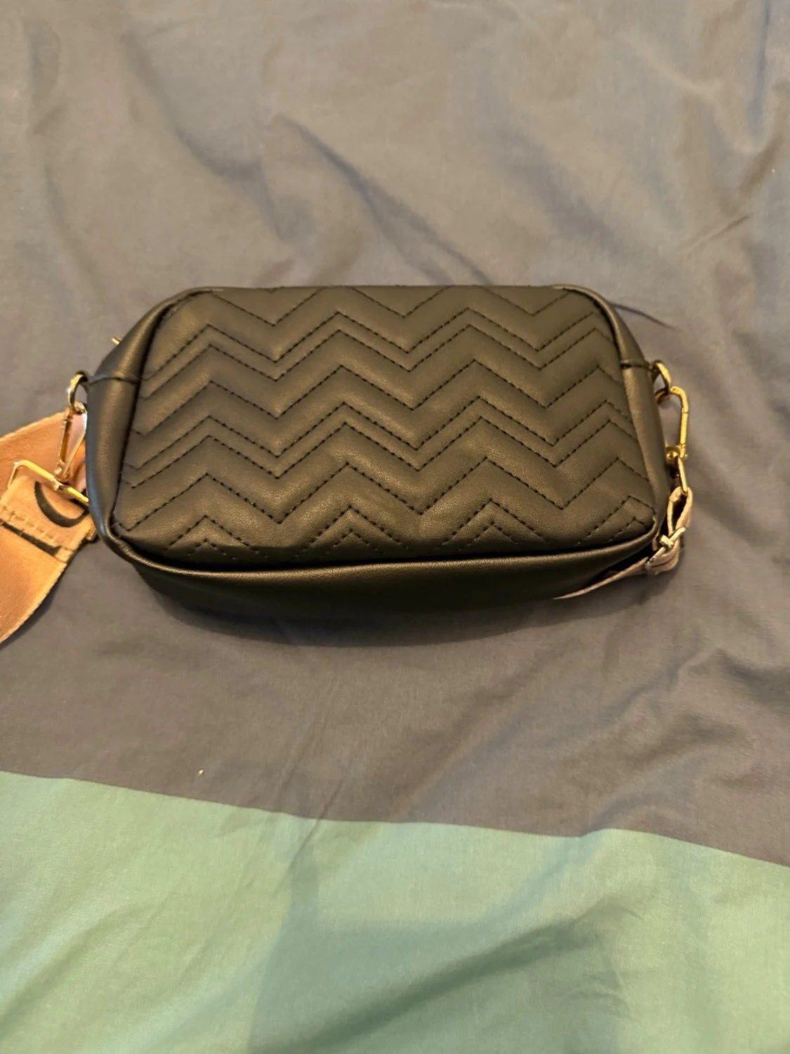 Svart quiltad axelväska med LOVE-band - 1