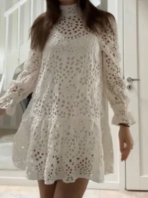 Vit broderad kortklänning med volang - Säljer min studentklänning som endast är använd fåtal gånger. Underklänning finns inte med. 